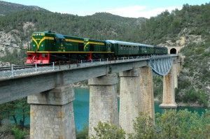 Tren dels Llacs remolcado por dos locomotoras 308 "Ye Ye"