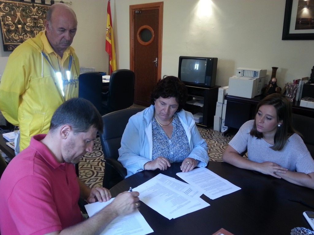 Momento de la firma del convenio.