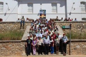 Los congresistas en la estación de Loja tras la inauguración de la placa conmemorativa.