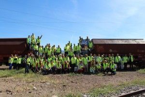 Los participantes se fotografían en las tolvas de mineral abandonadas en la estación de Huéneja – Dólar, a la llegada del tren charter.