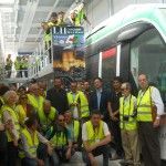 Grupo de congresistas en los talleres del Metropolitano de Granada, junto a la 1ª unidad en espera de puesta en servicio, acompañados por el Dr. Técnico y Sr. Delegado Territorial de la Consejería.