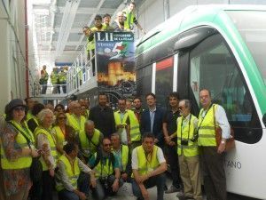 Grupo de congresistas en los talleres del Metropolitano de Granada, junto a la 1ª unidad en espera de puesta en servicio, acompañados por el Dr. Técnico y Sr. Delegado Territorial de la Consejería.