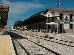 Vista de la Estación de Morelabor con los Congresistas almorzando en el andén y el tren S-599 estacionado a su lado preparado para partir en cualquier momento.