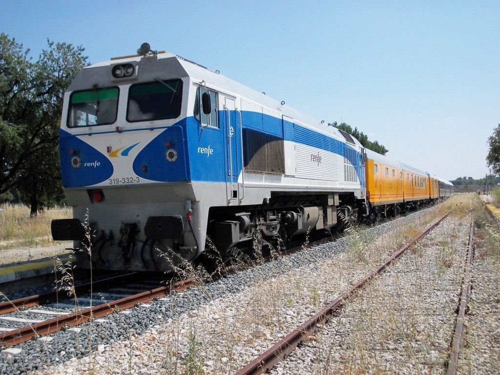 El Tren Edades del Hombre, compuesto por el Tren Azul de AZAFT y la 319-332 de Renfe. Foto: Carlos123456.