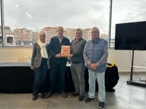 Fotografía con los autores del libro y la actual directora del Museo Mayte Castillo.
